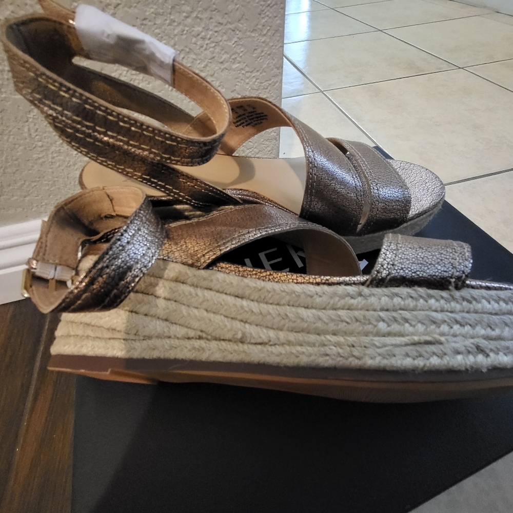 Gold-colored wedges